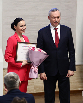 Губернатор Новосибирской области Андрей Александрович Травников поздравил Сибирский хор с 80-летием