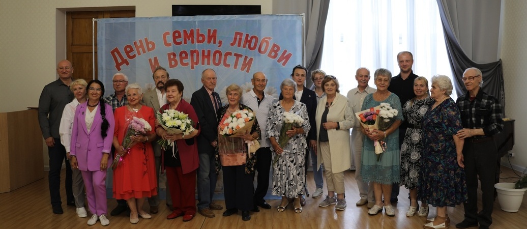 Сотрудники «СИБИРЬ-КОНЦЕРТ» поздравили семейные пары ветеранов культуры с Днем семьи, любви и верности.