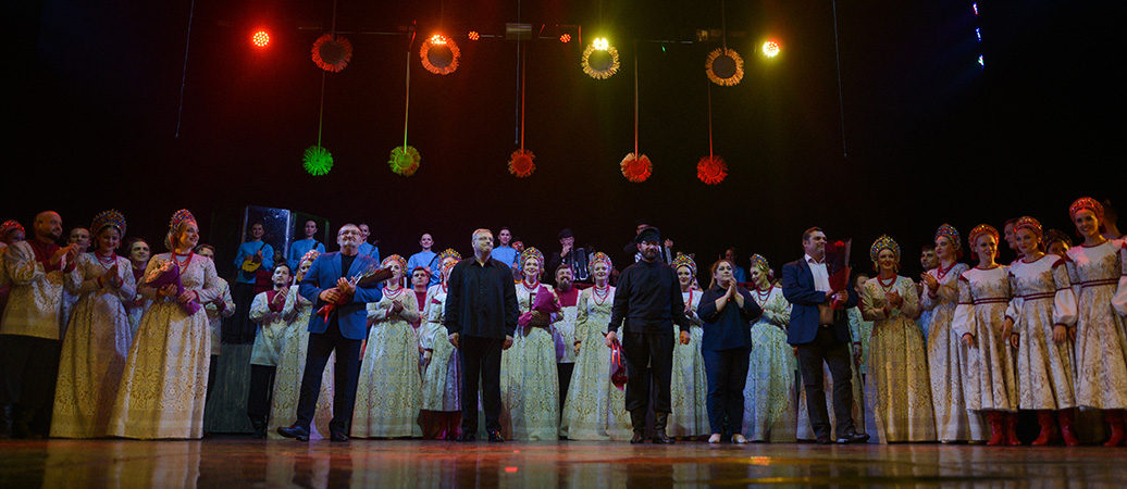 В рамках фестиваля «Место притяжения – Сибирь» хозяева площадки - Сибирский хор представили свою программу. 