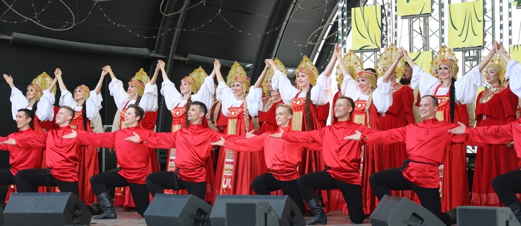 Сибирский хор поздравил жителей с Днём России.