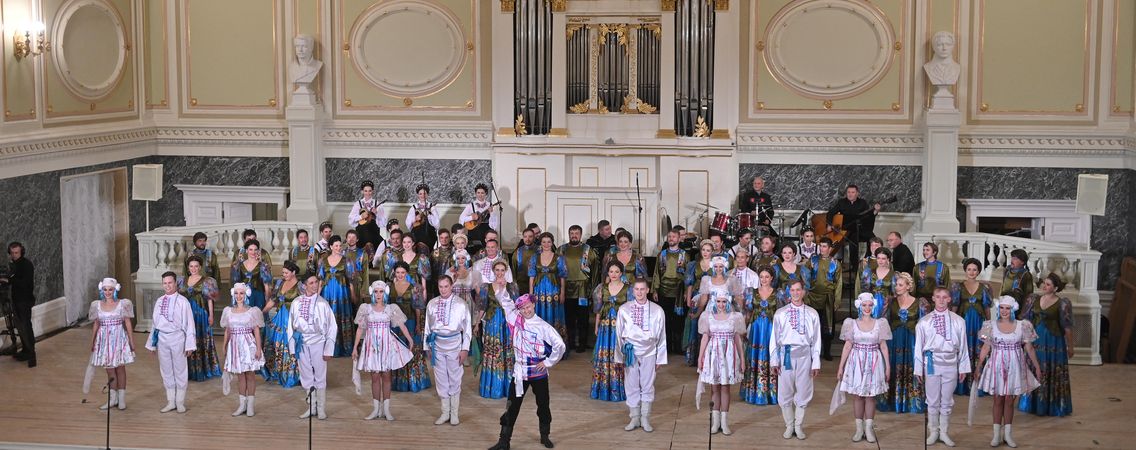 Государственный академический Сибирский русский народный хор выступил в Государственной академической капелле Санкт-Петербурга.